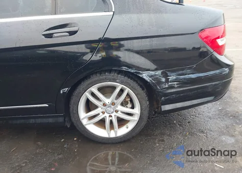 2012 Mercedes-Benz C 250 Sport z USA, uszkodzony, nr VIN WDDGF4HB0CR222893